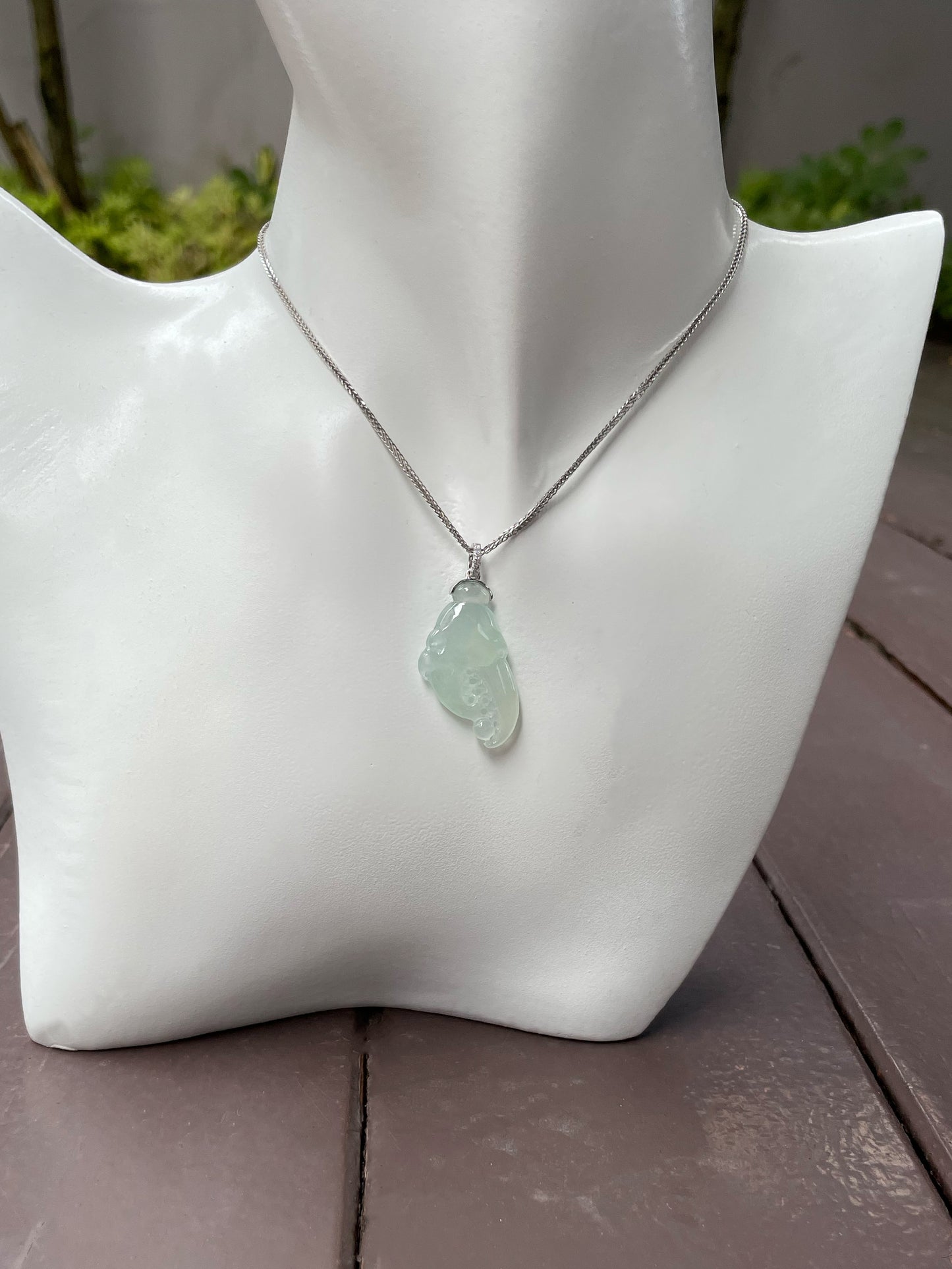 Icy Jade Pendant - Crab Claw (NJP041)