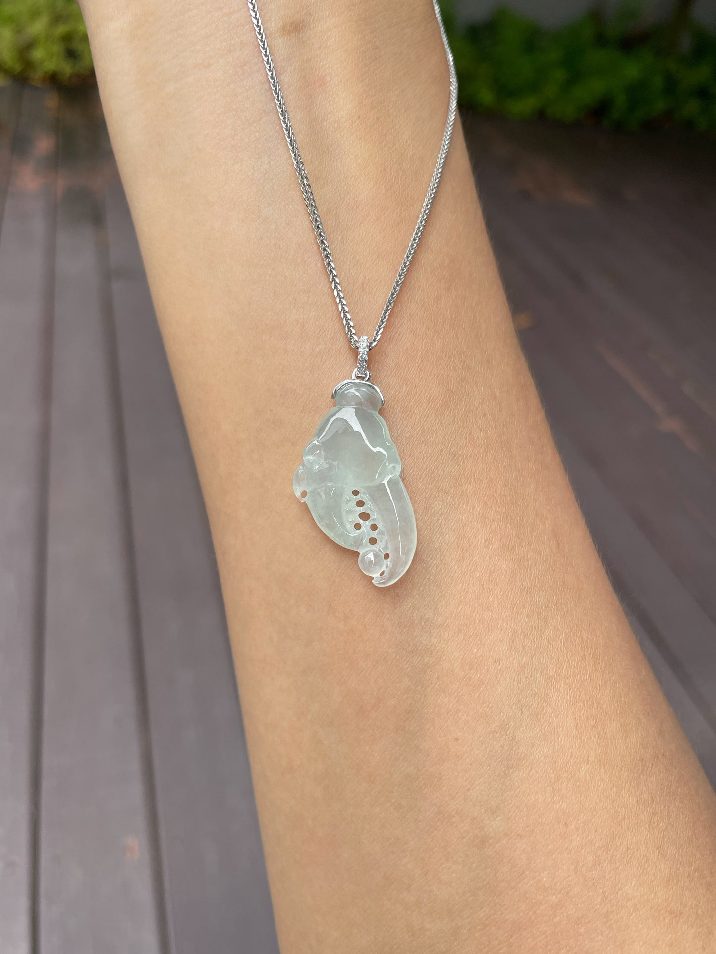 Icy Jade Pendant - Crab Claw (NJP041)
