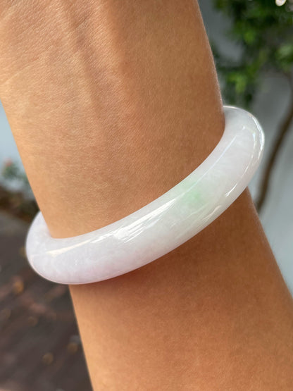 White With Green Jadeite Bangle | 61mm (NJBA139)