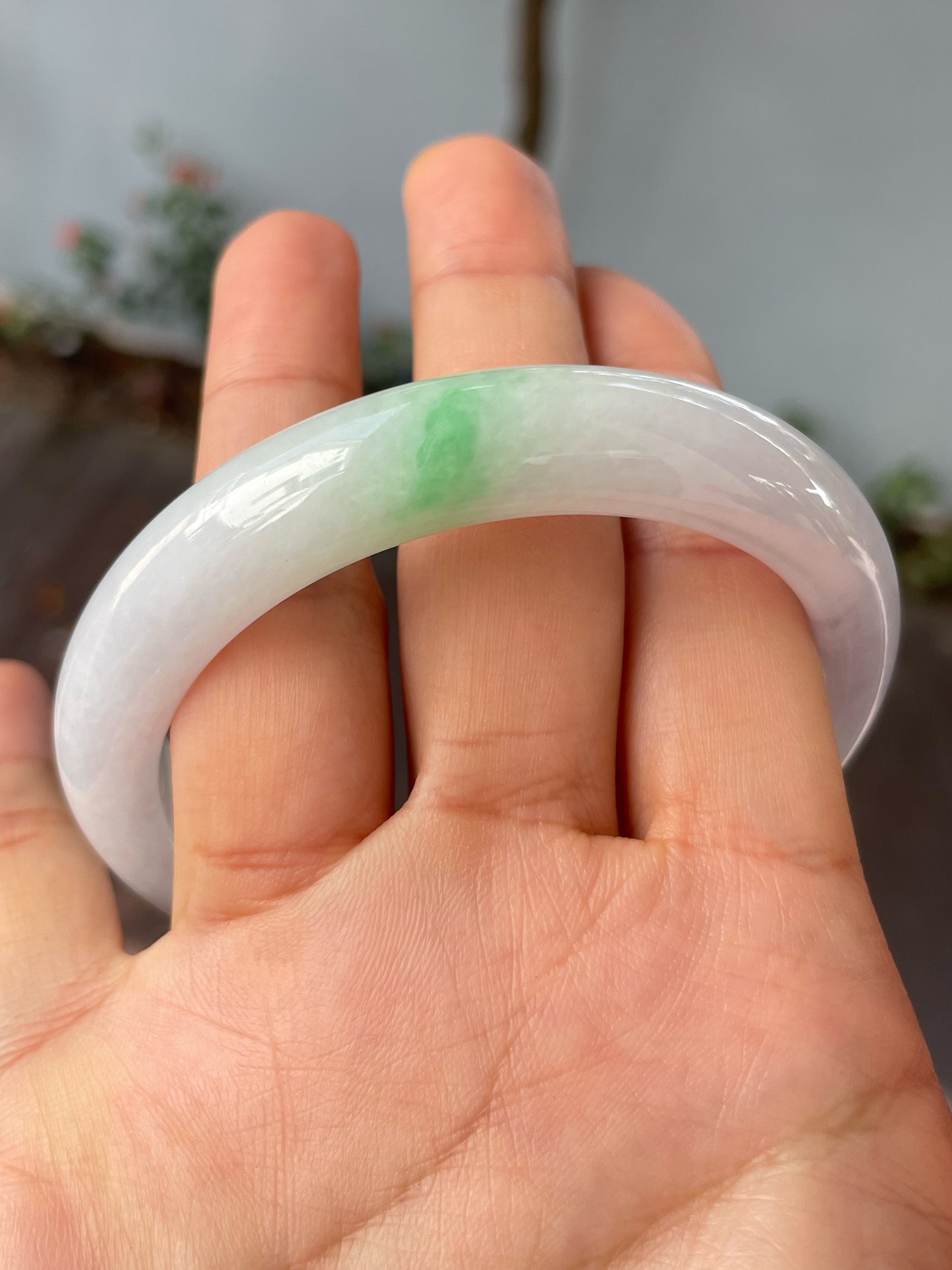 White With Green Jadeite Bangle | 61mm (NJBA139)