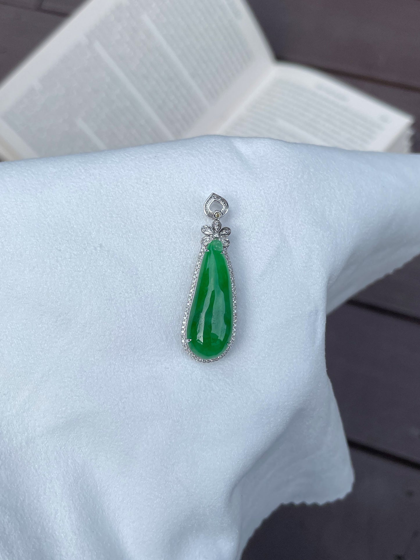 Green Jadeite Pendant (NJP003)