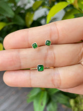 Load image into Gallery viewer, Green Sugarloaf Jadeite Ring &amp; Earrings (NJS007)
